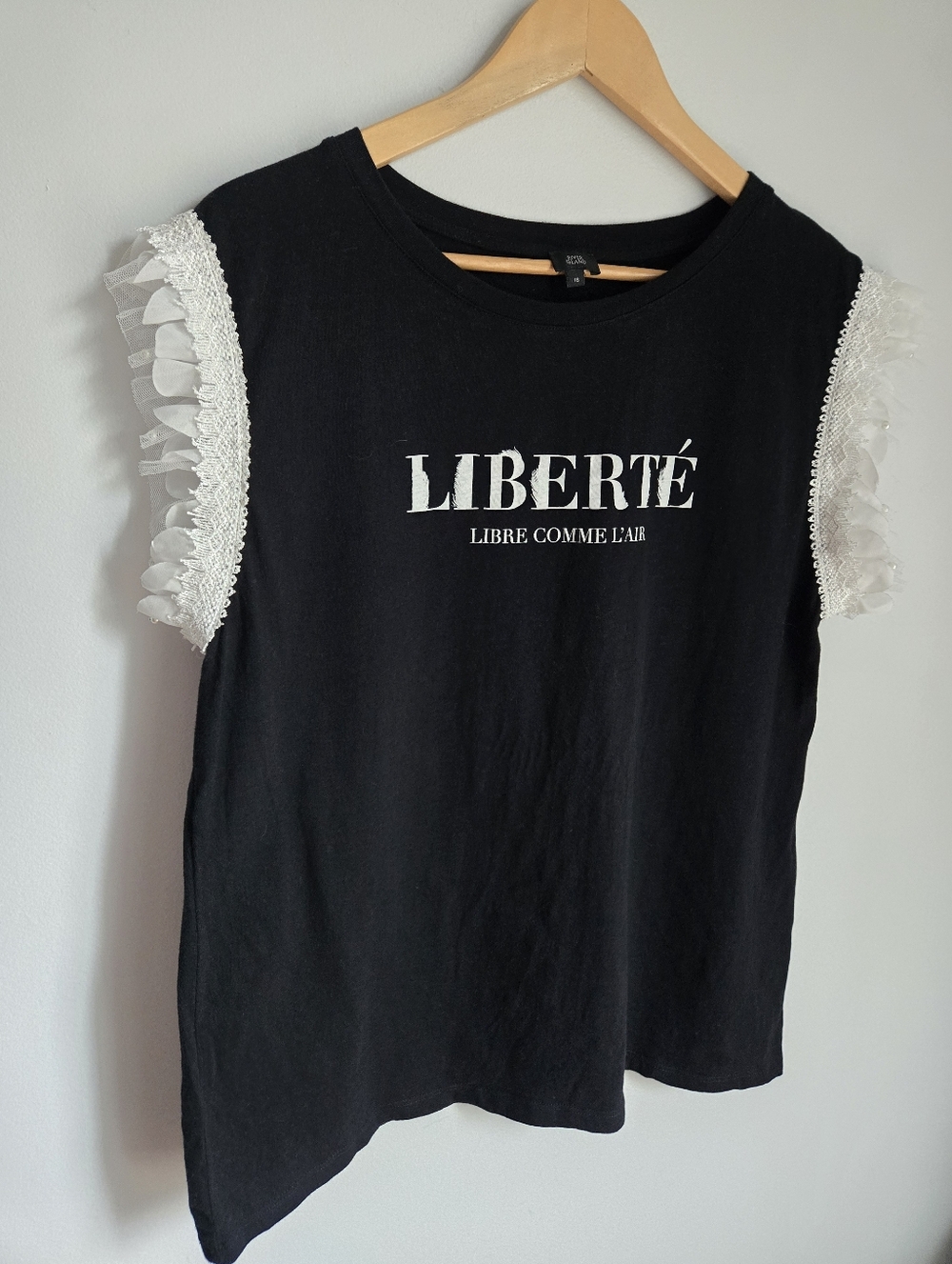 «LIBERTÉ : libre Comme L'air» Black Graphic Ruffle Sleeve Tee